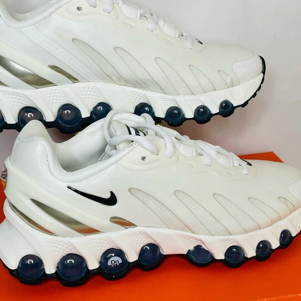 New Nike Air Max DN8 Sail and Black- Fossil Athletic Sneakers Women size 5